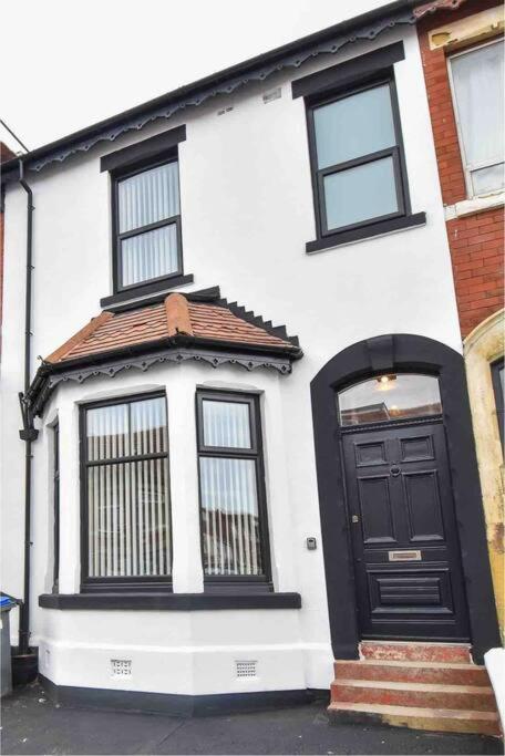 Hesketh Villa - 4 Bedroom Seaside Holiday Home Blackpool Exterior photo